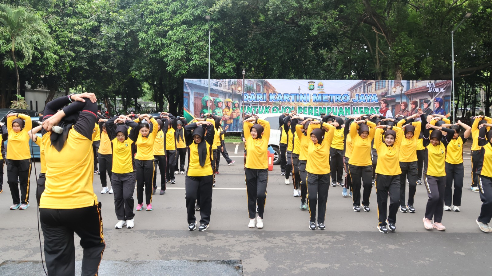 Polwan Polda Metro Jaya Rayakan Hari Kartini dengan Olahraga dan Aksi Bersih Lingkungan