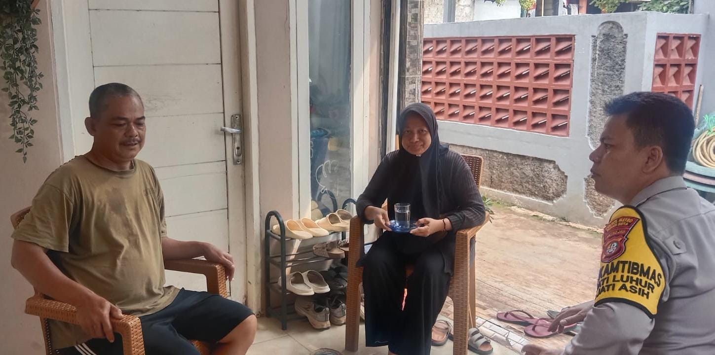 Bhabinkamtibmas Jatiluhur Sambangi Ketua RT, Ajak Warga Aktif Jaga Keamanan Lingkungan