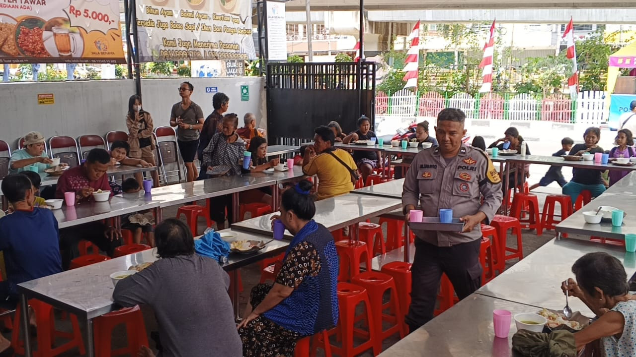 Polsek Metro Penjaringan Tebar Kepedulian, Bagikan Makanan Gratis untuk Warga di Bandengan Utara