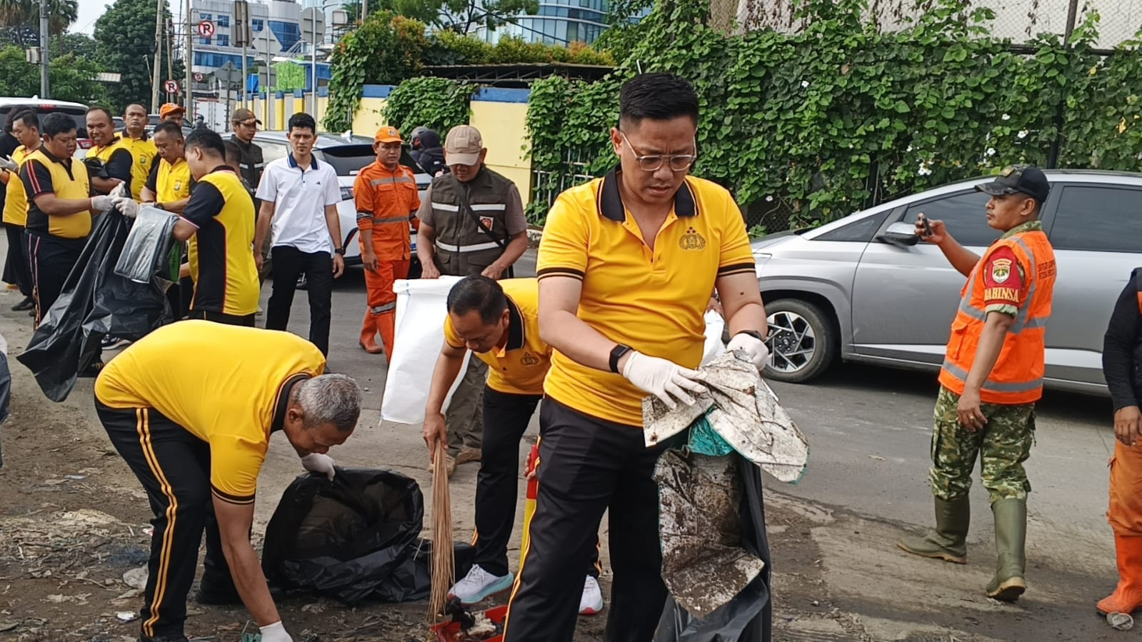 Polsek Metro Penjaringan Gelar Apel Jum’at Bersih, Wujudkan Gerakan Indonesia Asri Bersama Tiga Pilar