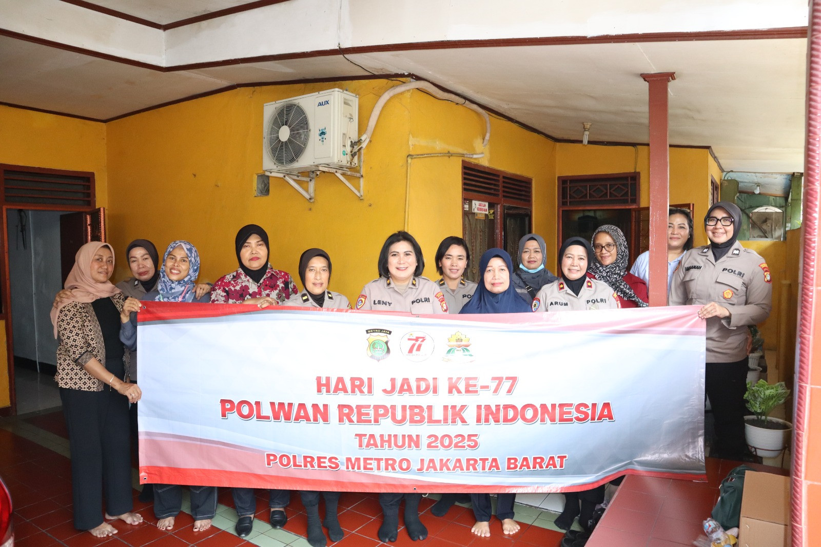 Polwan Polres Metro Jakarta Barat Anjangsana ke Purnawirawan, Wujud Kepedulian di HUT ke-77 Polwan