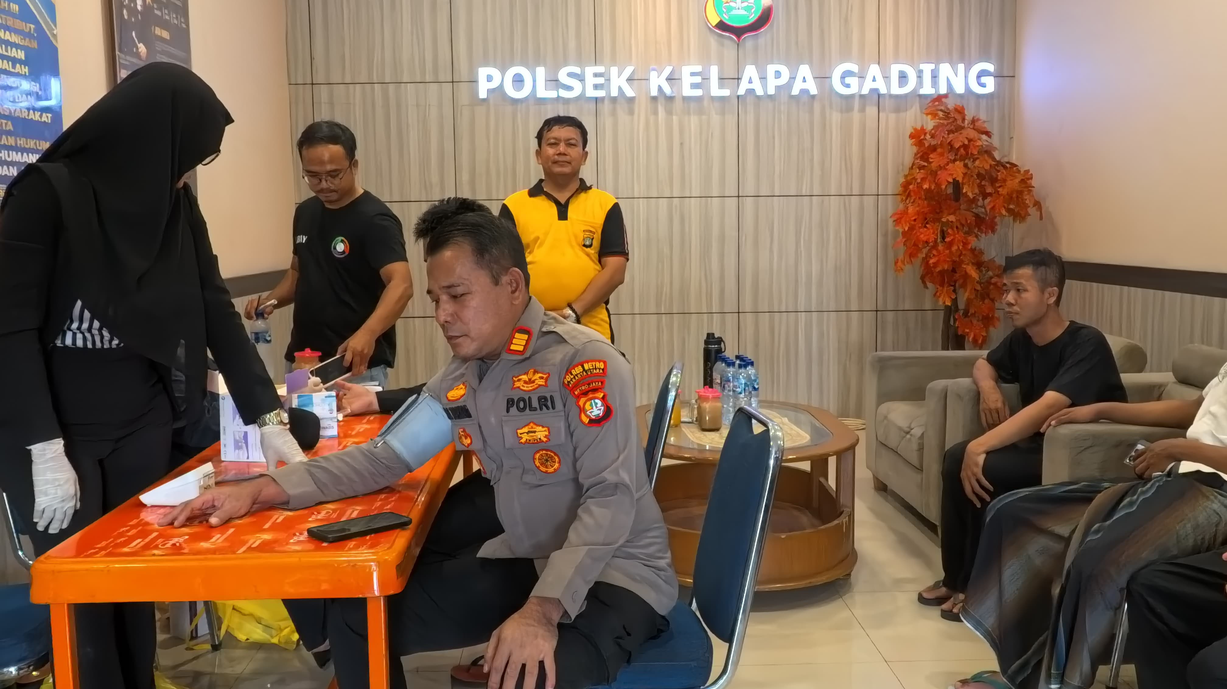 Polsek Kelapa Gading Gelar Pengobatan Gratis Sambut HUT Bhayangkara ke-80, Puluhan Warga dan Ojol Antusias Ikut Pemeriksaan Kesehatan