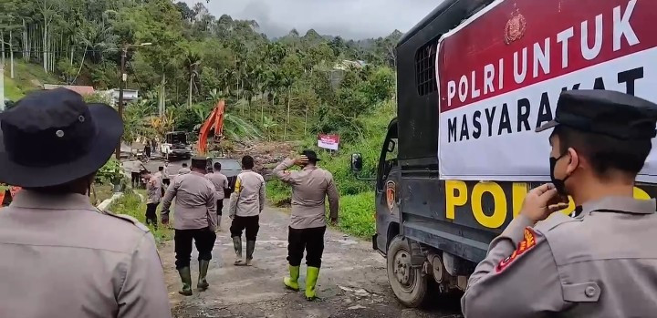 Di Tengah Lumpur dan Harapan, Polri Bersama Warga Buka Akses Jalan Kampung Setie Pascabencana
