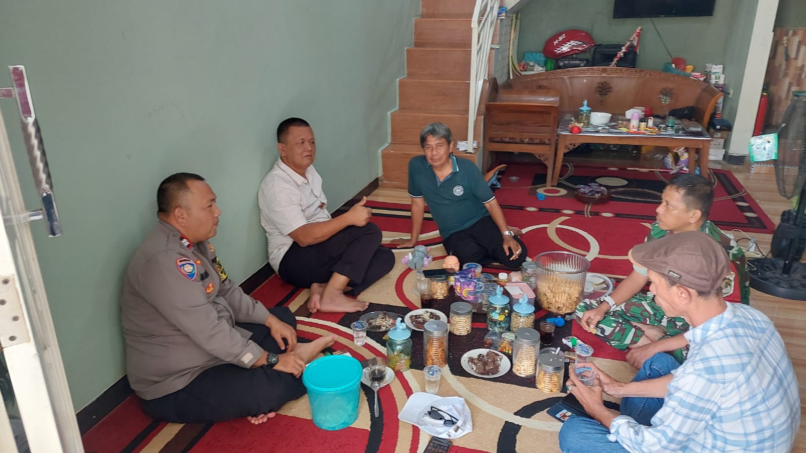 Perkuat Sinergitas, Babinsa dan Bhabinkamtibmas Medan Satria Sambangi Tokoh Masyarakat