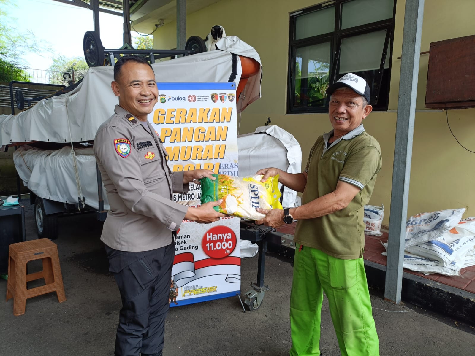 Polsek Kelapa Gading Gelar Gerakan Pangan Murah Bersama Bulog, 405 Kg Beras Ludes dalam Satu Jam
