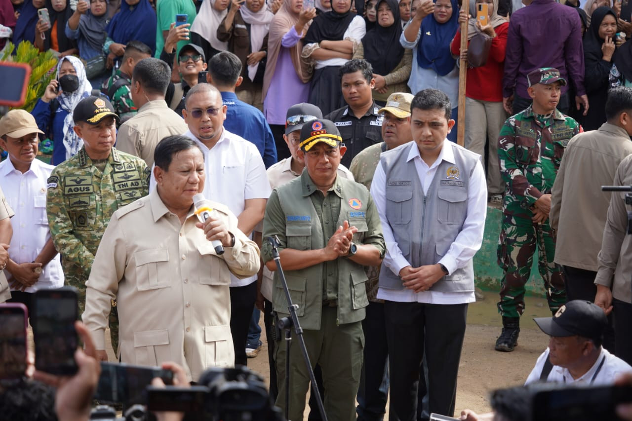 Panglima TNI Dampingi Presiden RI Tinjau Pengungsi, Huntara, dan Infrastruktur di Sumbar