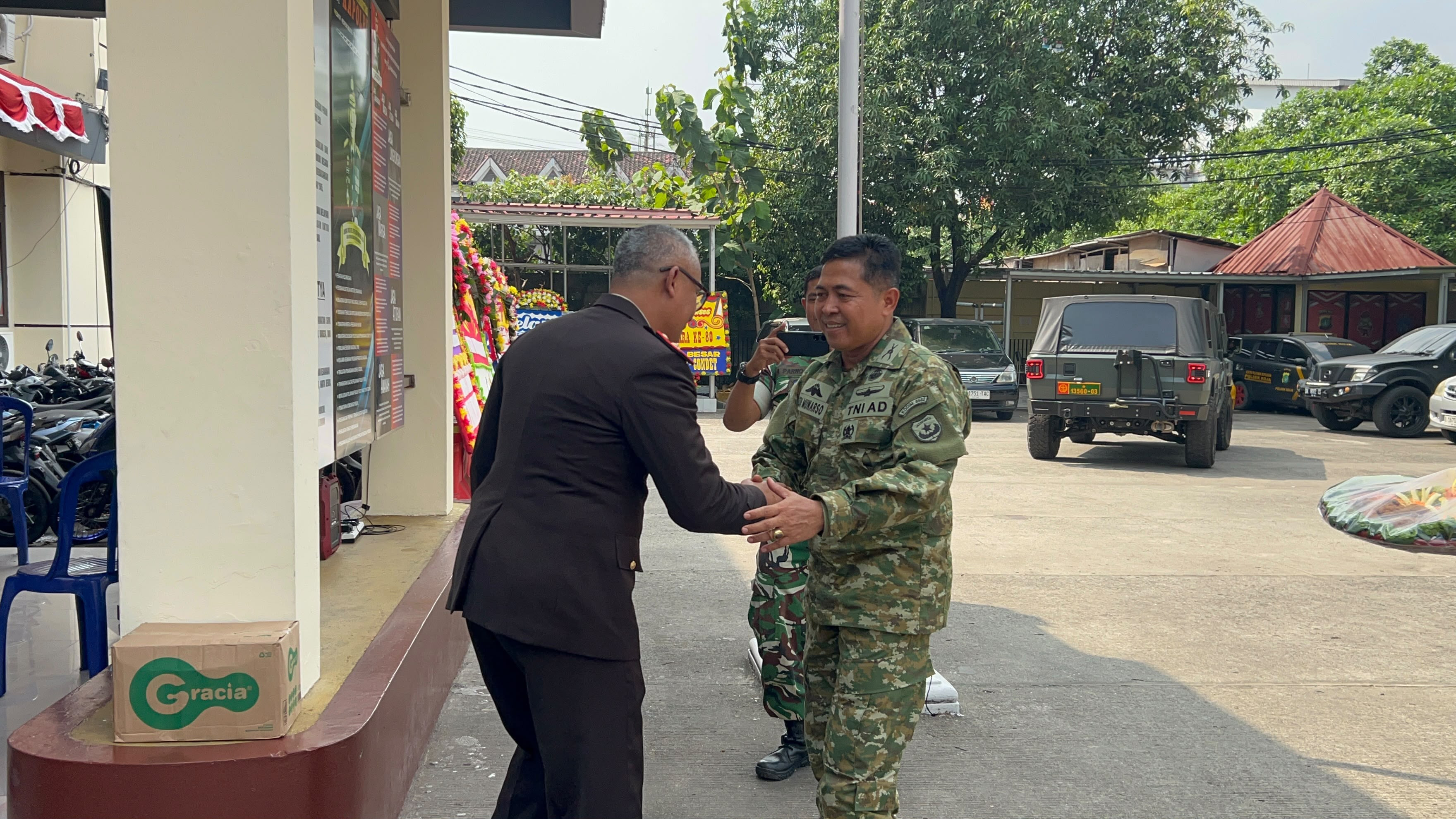 Sinergitas TNI-Polri dan Kepedulian Sosial Menguat dalam Peringatan HUT Bhayangkara ke-80 di Polsek Koja