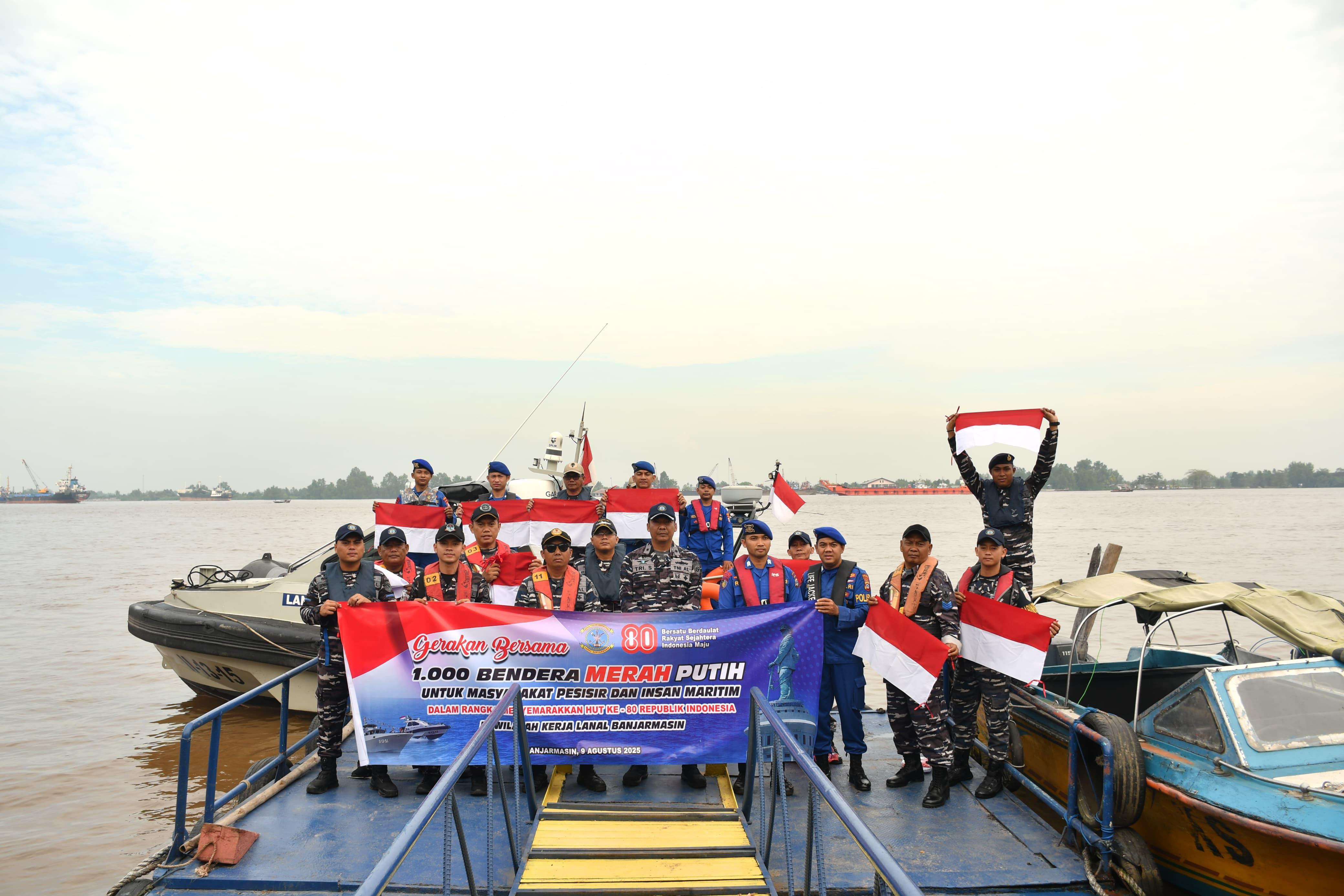 Tingkatkan Jiwa Nasionalisme Sambut HUT Ke - 80 RI, Lanal Banjarmasin Bagikan 1000 Bendera Merah Putih
