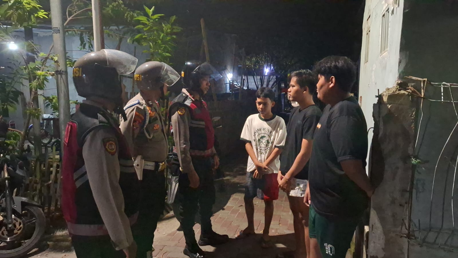 Patroli Malam Jakarta On The Spot, Polsek Kepulauan Seribu Selatan Tingkatkan Kedekatan dengan Warga Melalui Sosialisasi Layanan Polisi 110