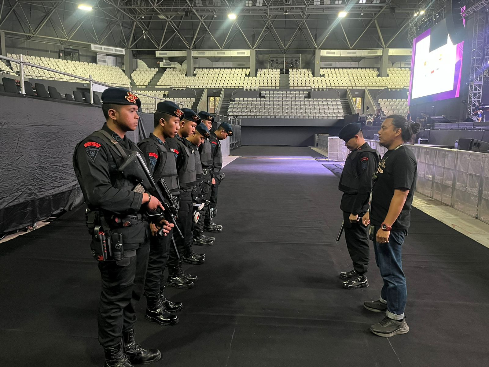 Brimob Polda Metro Jaya Pastikan Keamanan dan Kenyamanan Penonton Konser Air Supply & KLakustik Live di Tennis Indoor Senayan