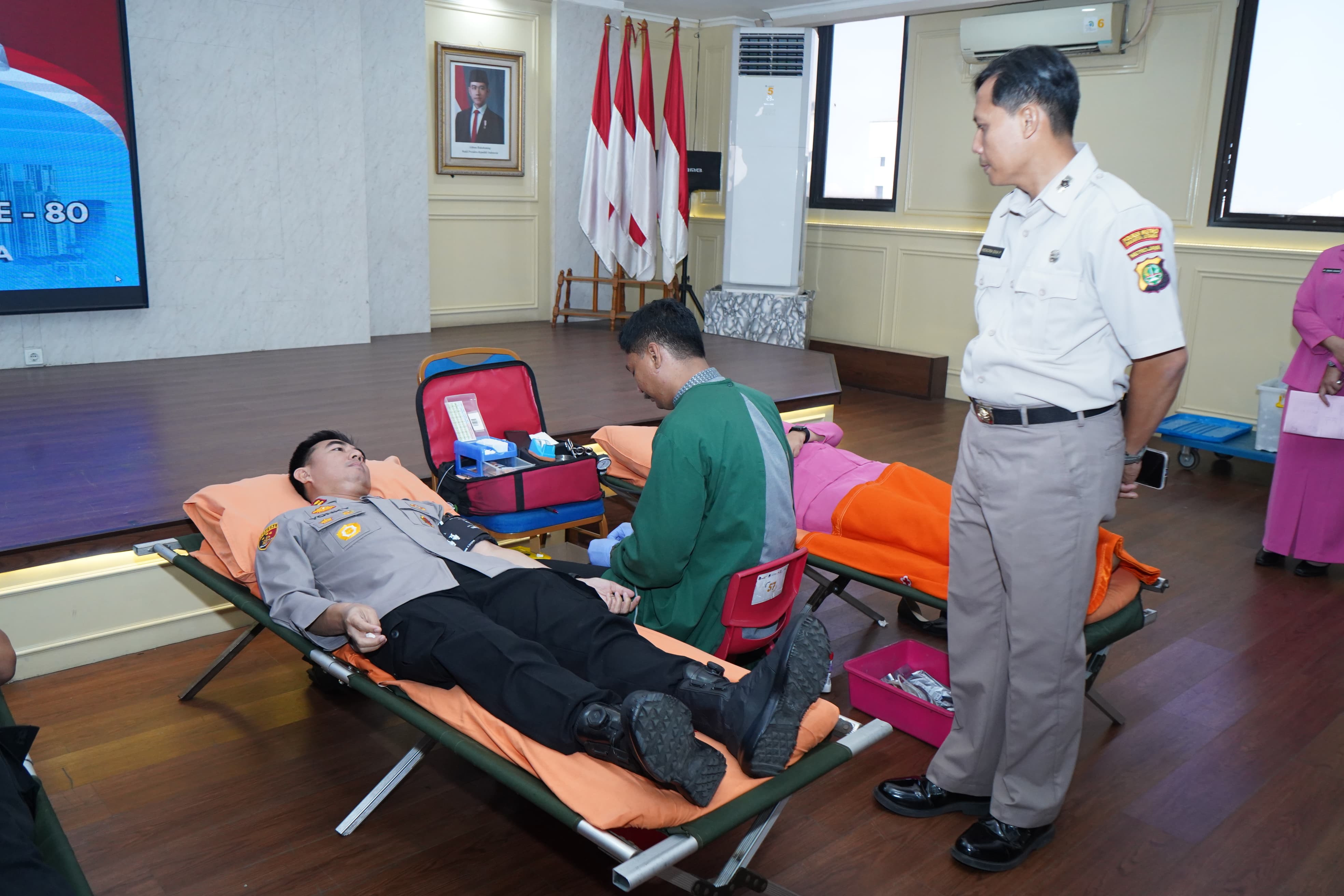 Kapolres dan Wakapolres Metro Jakarta Utara Ikuti Donor Darah Sambut Hari Bhayangkara ke - 80
