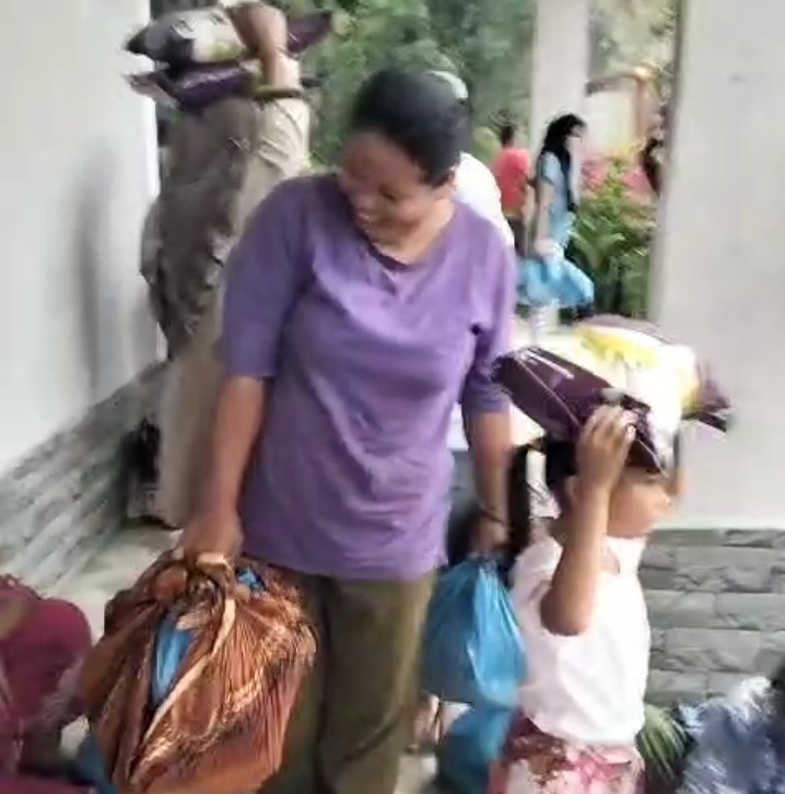 Keluarga Oppu Parulian Tambunan Berikan Bantuan kepada Korban Banjir di Desa Suka Maju, Pahae Jae