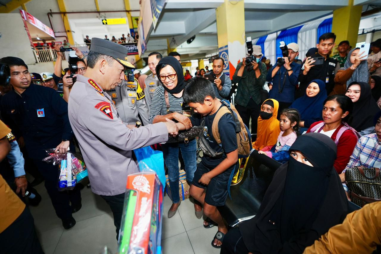 Tinjau Terminal Purabaya, Kapolri ke Sopir Bus: Hati-Hati dan Jaga Keselamatan Pemudik
