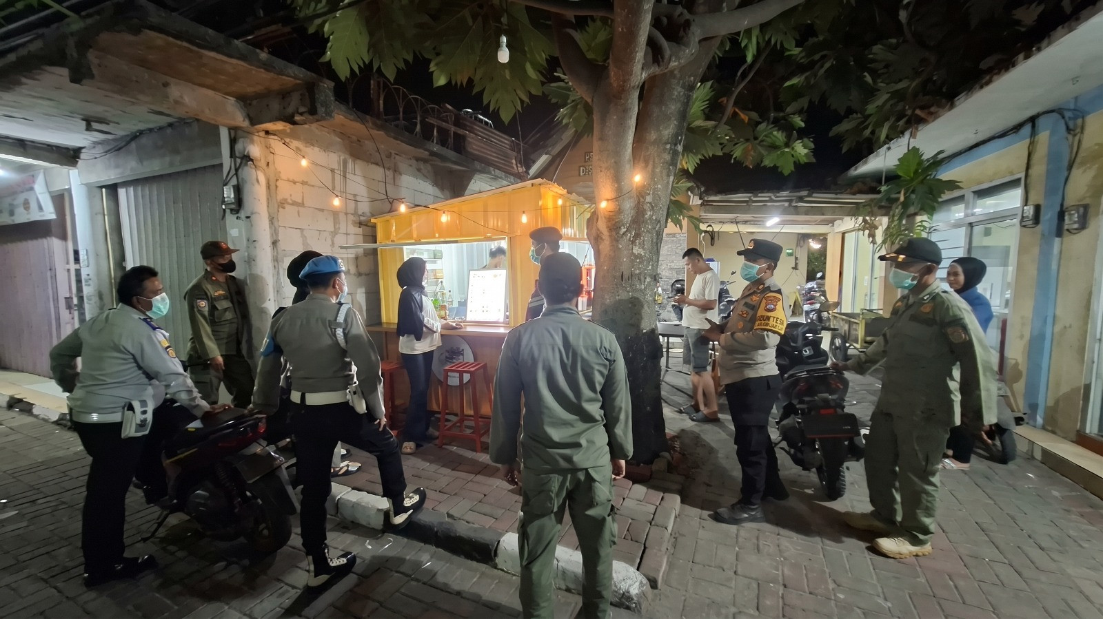 Antisipasi Abu Vulkanik Anak Krakatau, Polsek Kepulauan Seribu Selatan Bagikan Masker dan Sosialisasikan Layanan Polisi 110