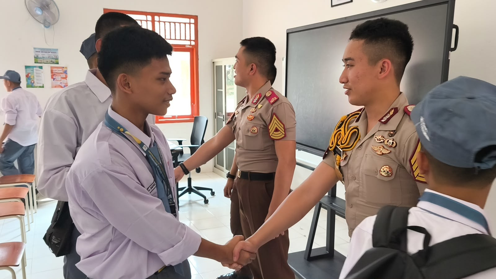 Polri Kerahkan 372 Taruna Akpol Dampingi Siswa di 73 Sekolah Rakyat Bersama Taruna Akademi TNI