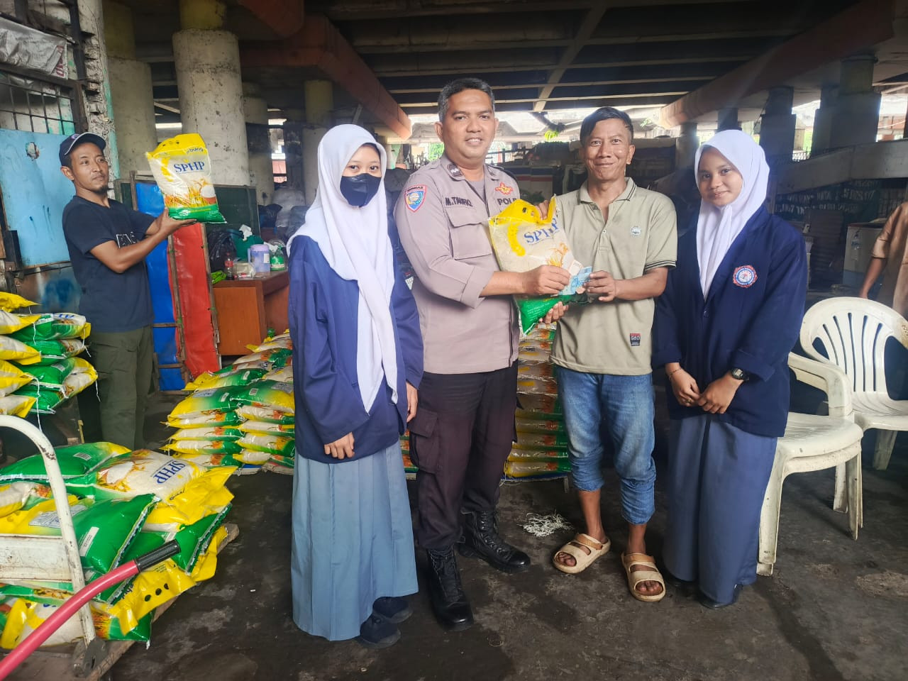 Polsek Metro Penjaringan Distribusikan Beras Murah SPHP BULOG untuk Warga