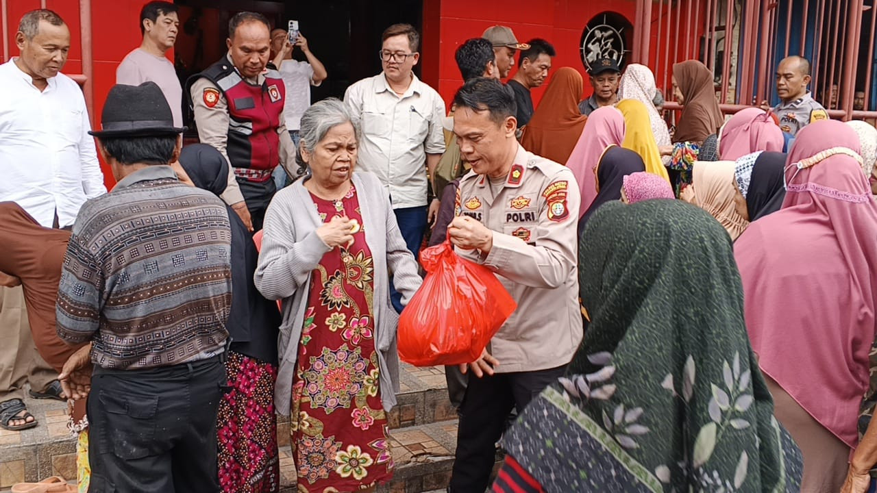 Giat Bhakti Sosial Polsek Metro Penjaringan Bersama Wihara Kwang Te Thua