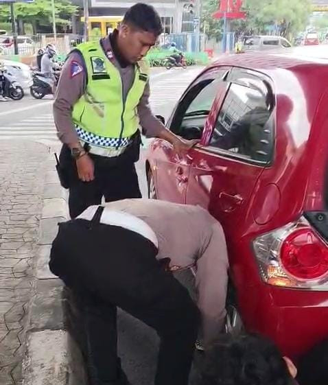 Aksi Humanis Satlantas Polres Metro Bekasi Kota: AKP Parwoto Sigap Bantu Pengendara Ganti Ban Bocor di Jalan Ahmad Yani