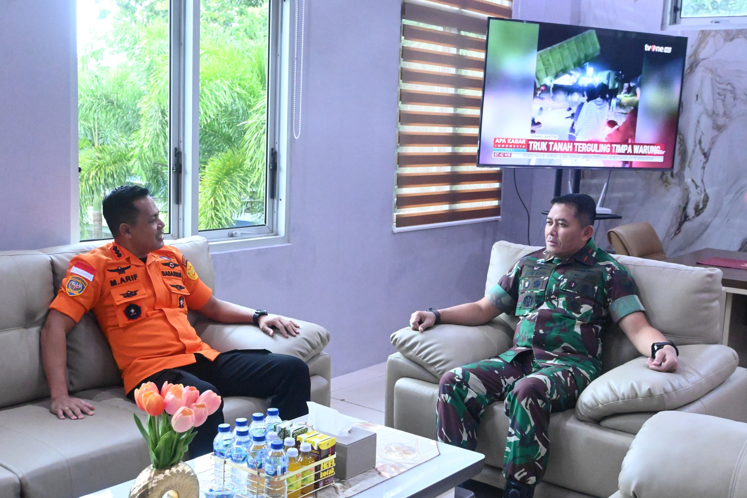 Danlanud Sultan Hasanuddin Terima Penghargaan Basarnas atas Dedikasi Operasi SAR ATR 42-500