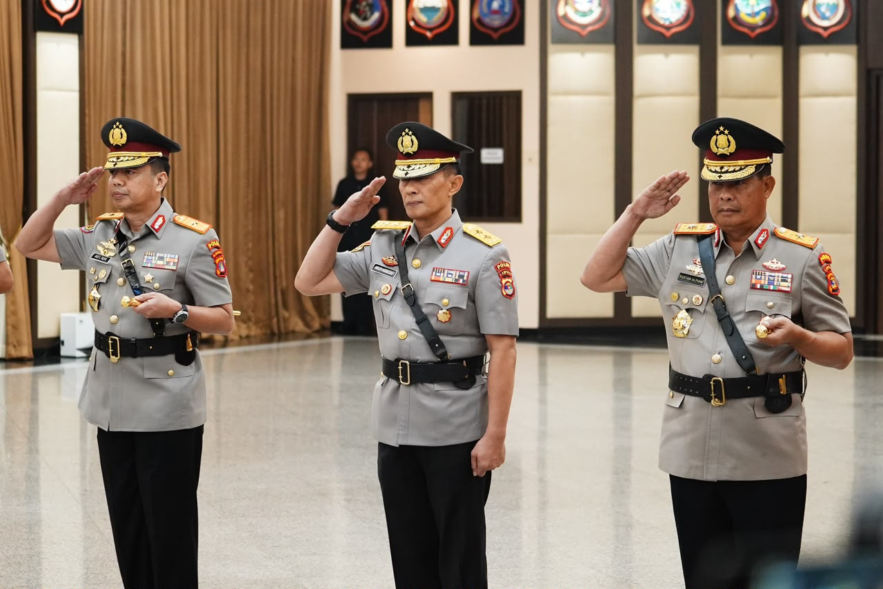 Kapolri Pimpin Sertijab Kakorlantas dan Tiga Kapolda di Mabes Polri