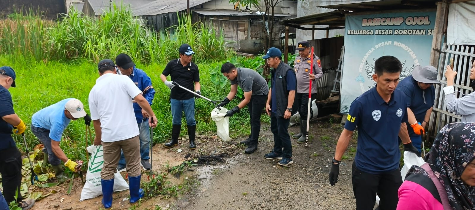 Menteri Lingkungan Hidup Pimpin Kerja Bhakti di Rorotan, Libatkan Ratusan Personel dan Warga
