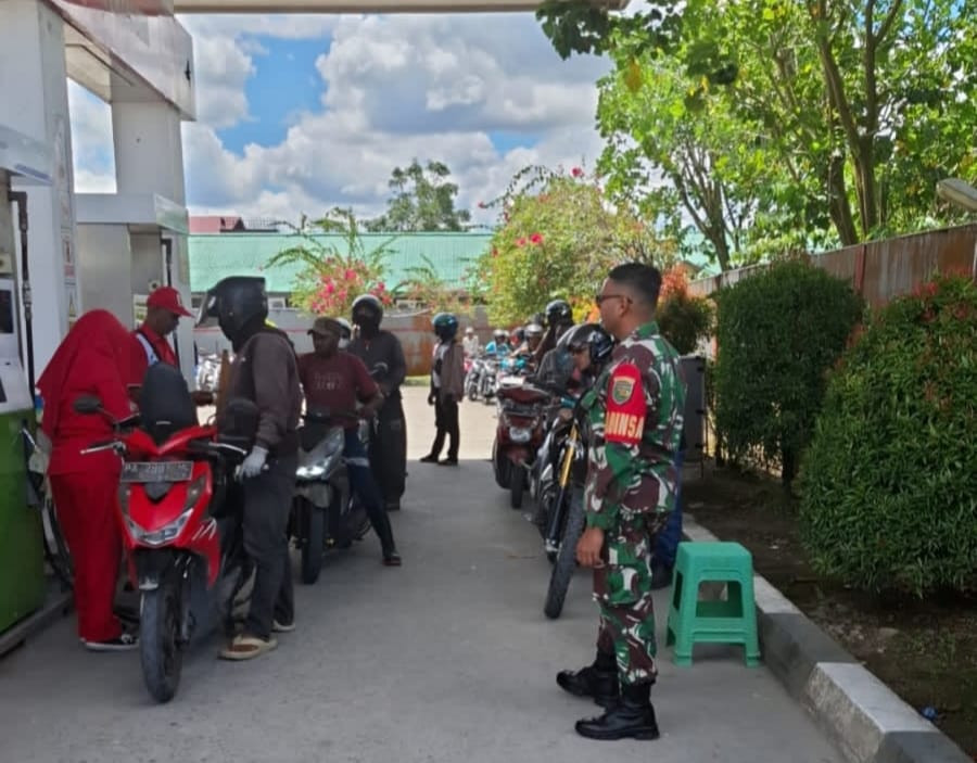 Bantu Kelancaran Operasional Saat Kelangkaan BBM, Babinsa Koramil 1710-02/Timika Bantu Tertibkan Antrian Di SPBU