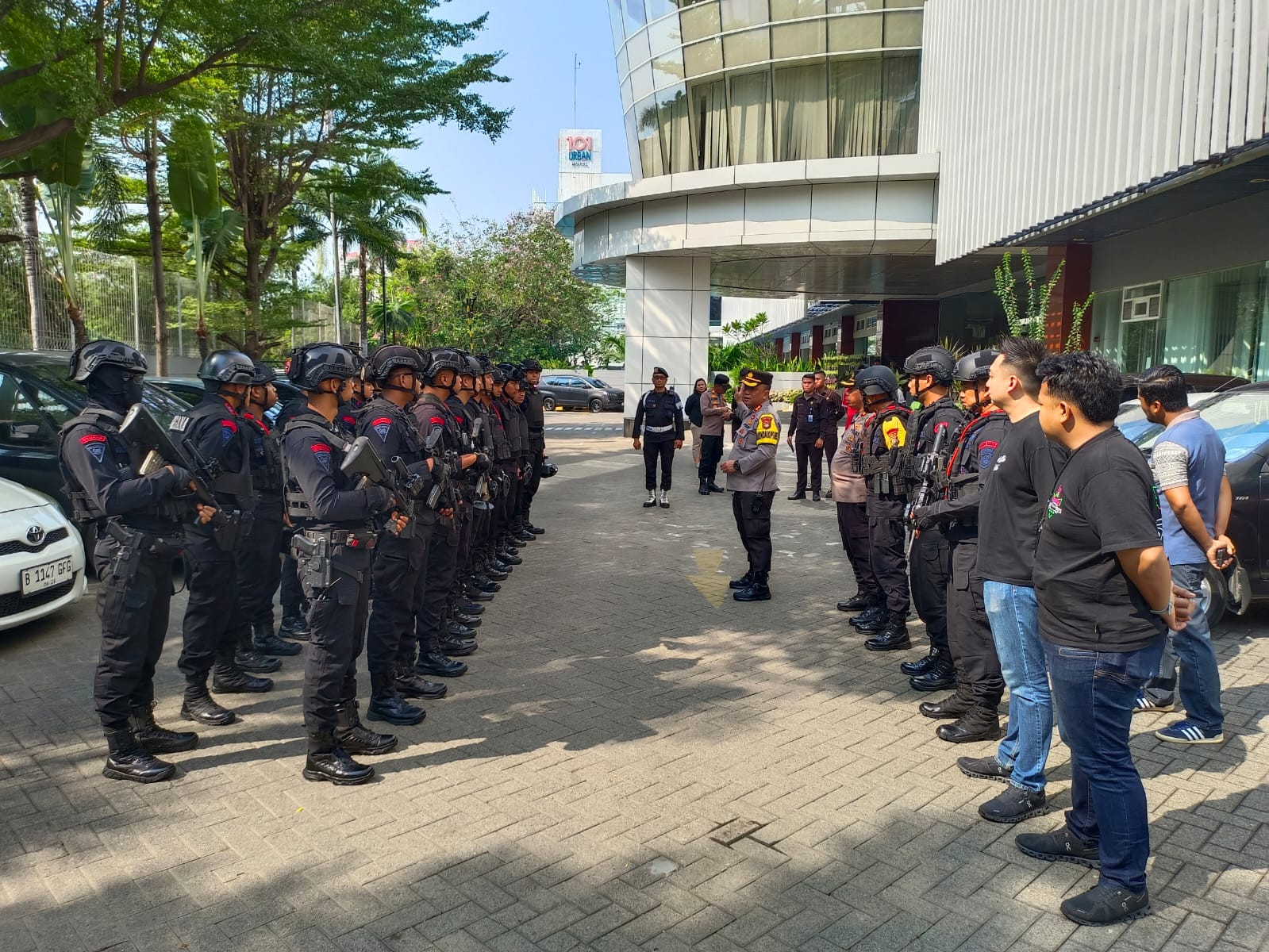 Polisi Tanggap Cepat - Tim Jibom Lakukan Penyisiran Terhadap Ancaman Teror Bom di Sekolah NJIS Kelapa Gading