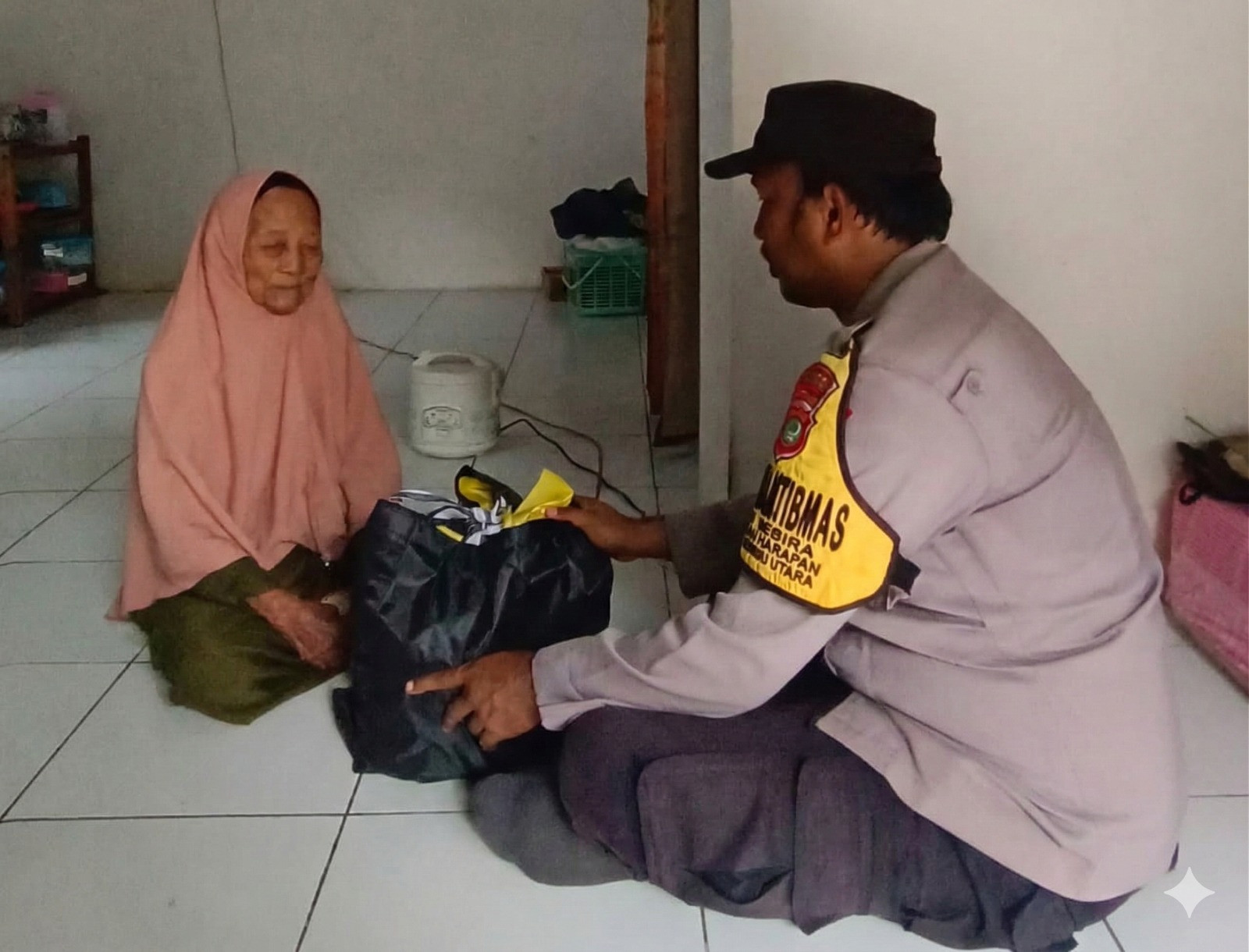 Bhabinkamtibmas Pulau Sabira Salurkan Bantuan Sembako dan Santunan kepada Lansia Dhuafa