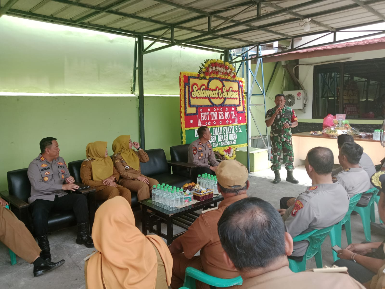 HUT TNI ke-80, Polsek Bekasi Utara Sambangi Koramil 703 Teluk Pucung: Wujud Soliditas TNI-Polri di Lapangan