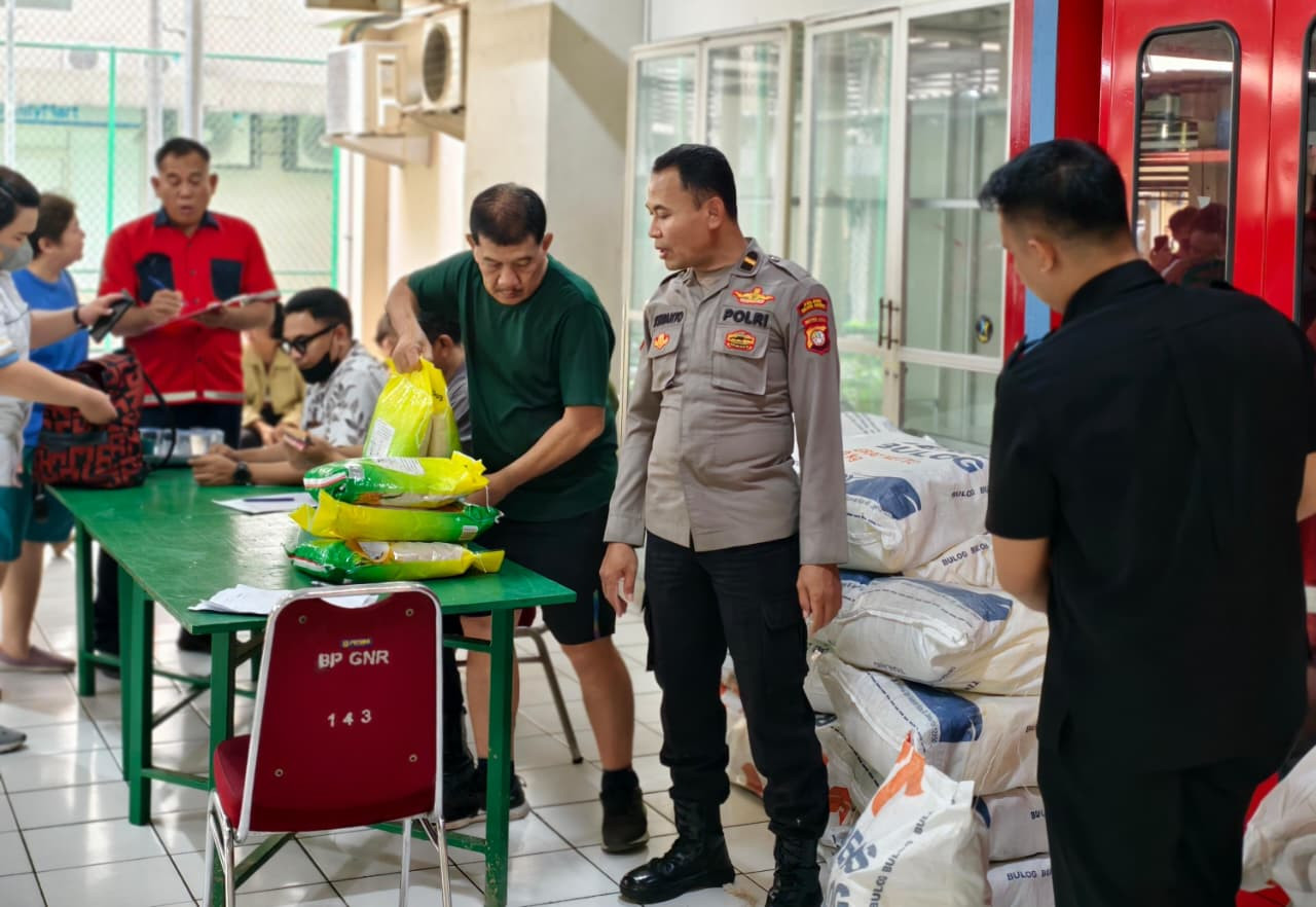 Polsek Kelapa Gading dan Bulog Gelar Gerakan Pangan Murah, Ringankan Beban Warga