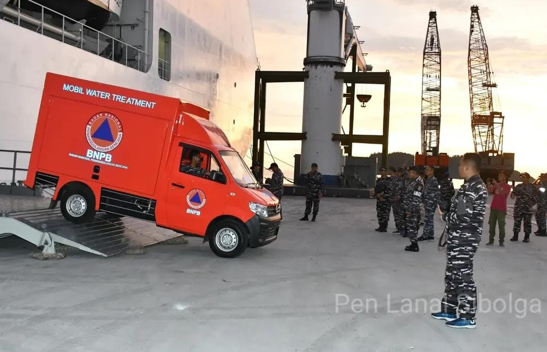 Danlanal Sibolga Bersama Forkopimda Sibolga Sambut Kedatangan KRI dr. Radjiman Wedyodiningrat-992 Pembawa Batuan Untuk Korban Bencana di Sumatera Utara