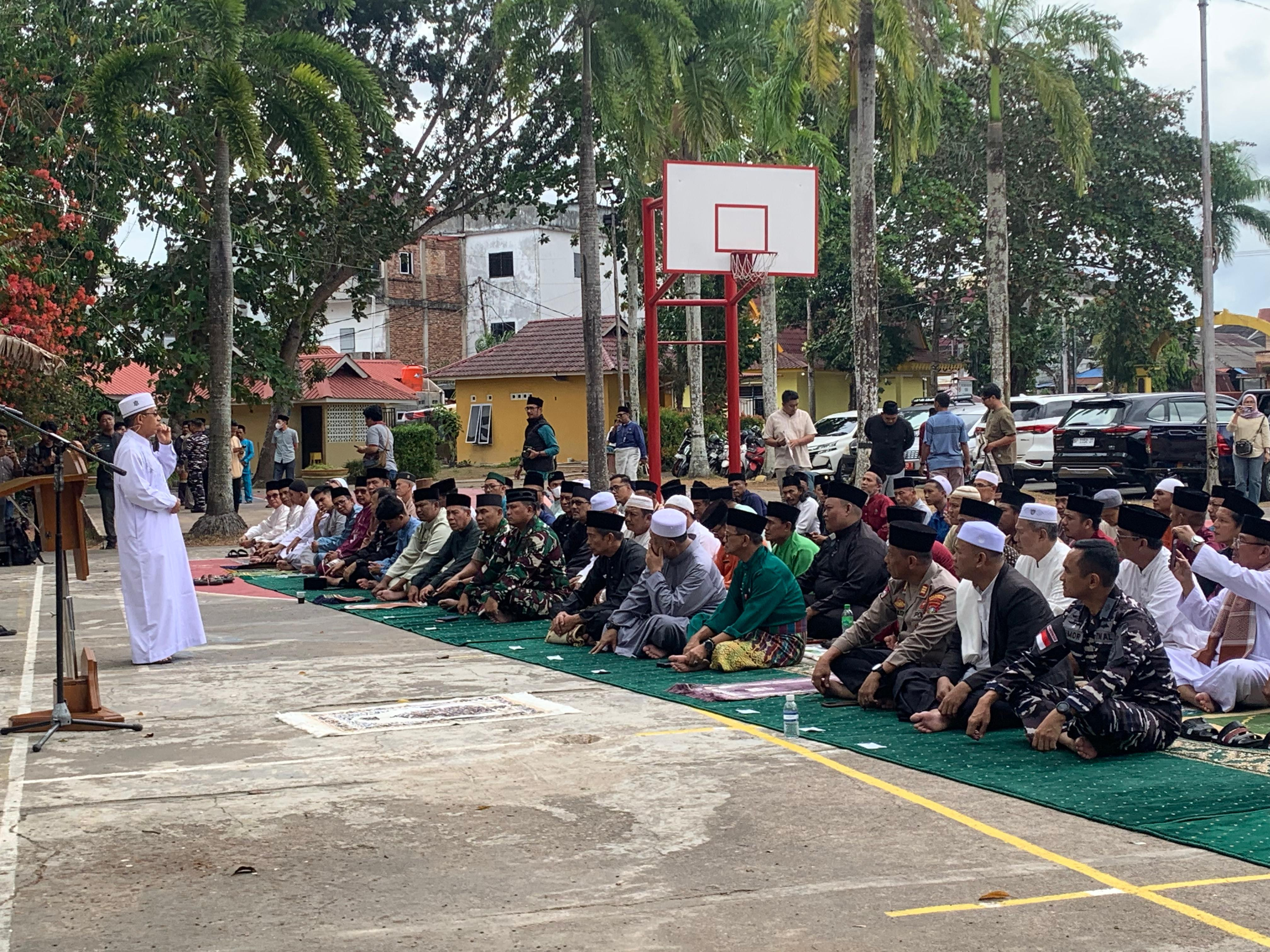 Shalat Istisqa Bersama, Danlanal Bintan dan Warga Tanjungpinang Memohon Hujan Untuk Bumi yang Kering