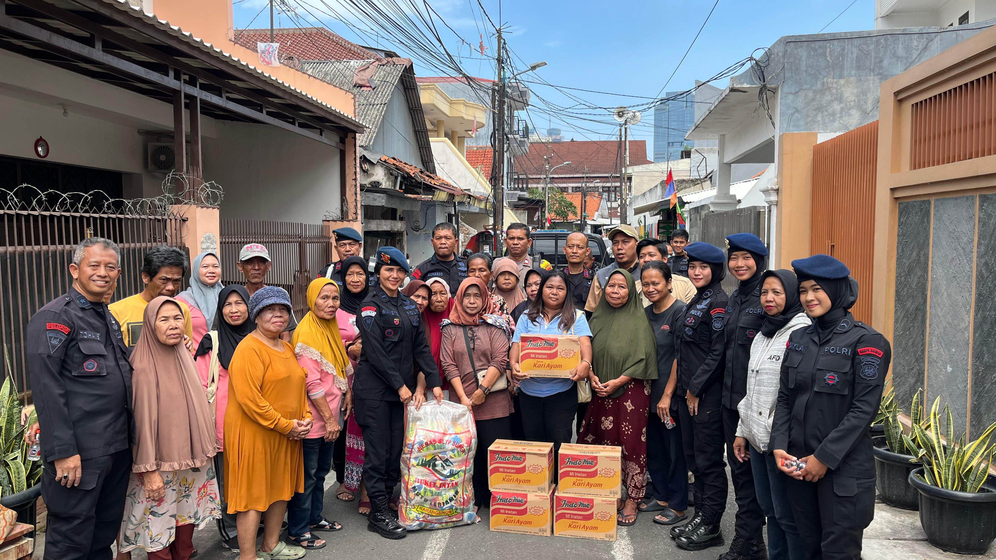 Peduli Warga, Brimob Polda Metro Jaya Salurkan Bantuan Sembako Pasca Kerusuhan di sekitar Mako Brimob Kwitang