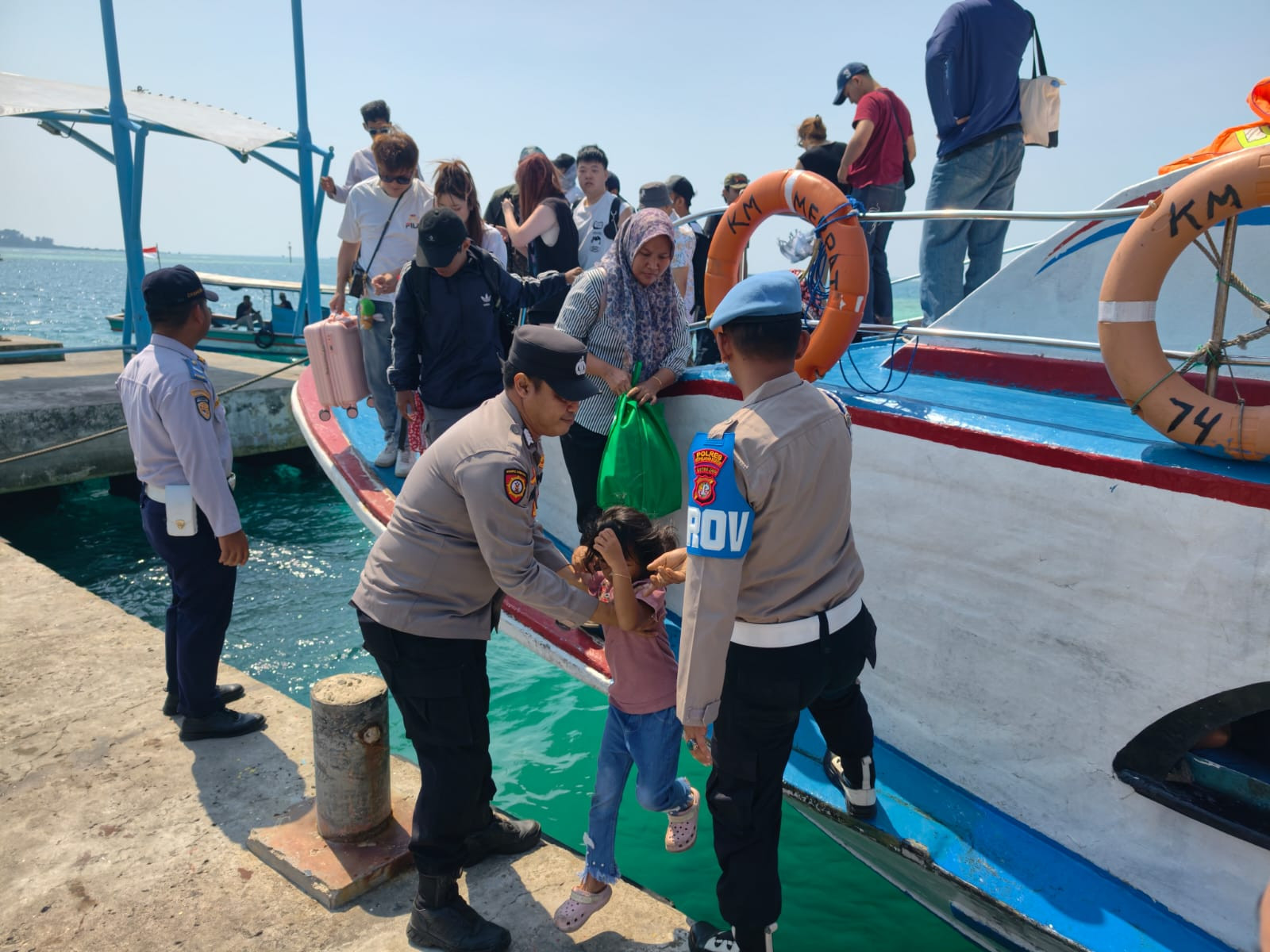 Jakarta On The Spot, Polisi Humanis Bantu Penumpang di Dermaga dan Sosialisasikan Layanan Polisi 110