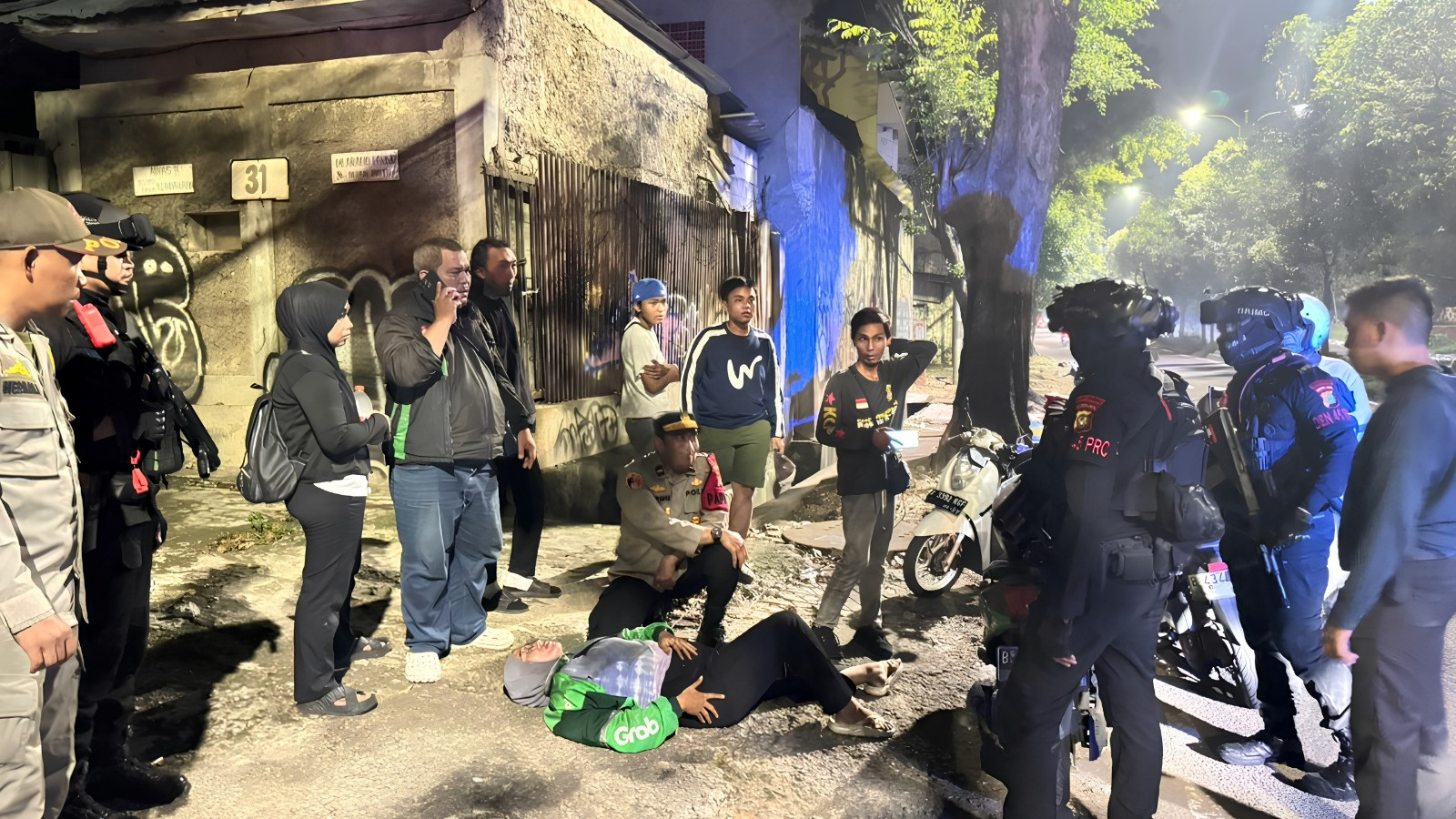 Patroli Brimob PMJ dan Perintis Evakuasi Driver Ojol Kelelahan Saat Patroli Dini Hari di Jaktim