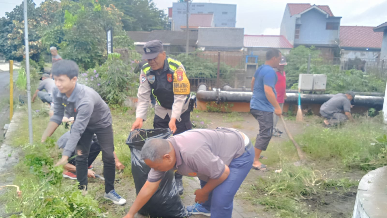Sinergi Tiga Pilar, Bhabinkamtibmas Polsek Bekasi Barat Gelar Aksi K3 Bersama Warga Jakasampurna