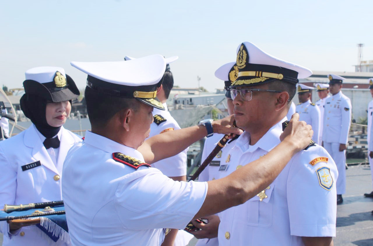 Tongkat Kepemimpinan KRI Teluk Amboina-503 Resmi Berganti