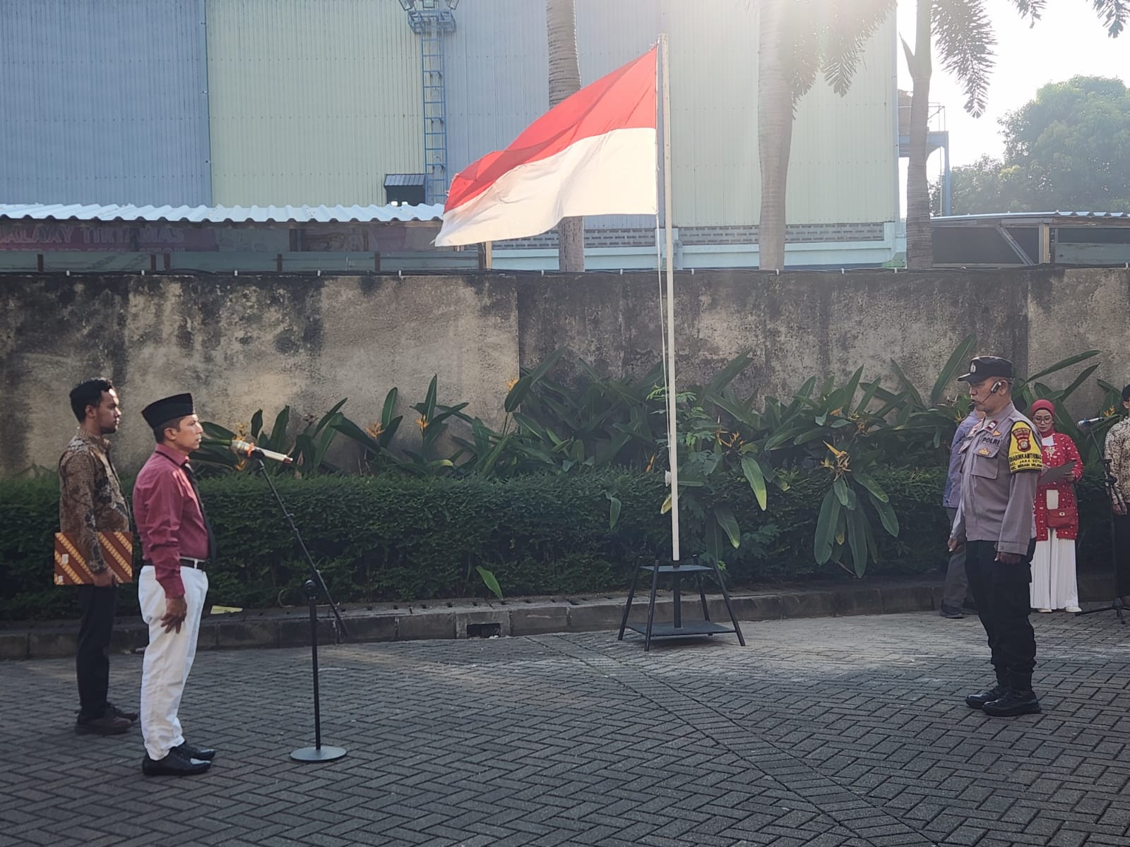 Bhabinkamtibmas Jaka Setia Jadi Komandan Upacara HUT RI ke-80 di Villa Galaxy