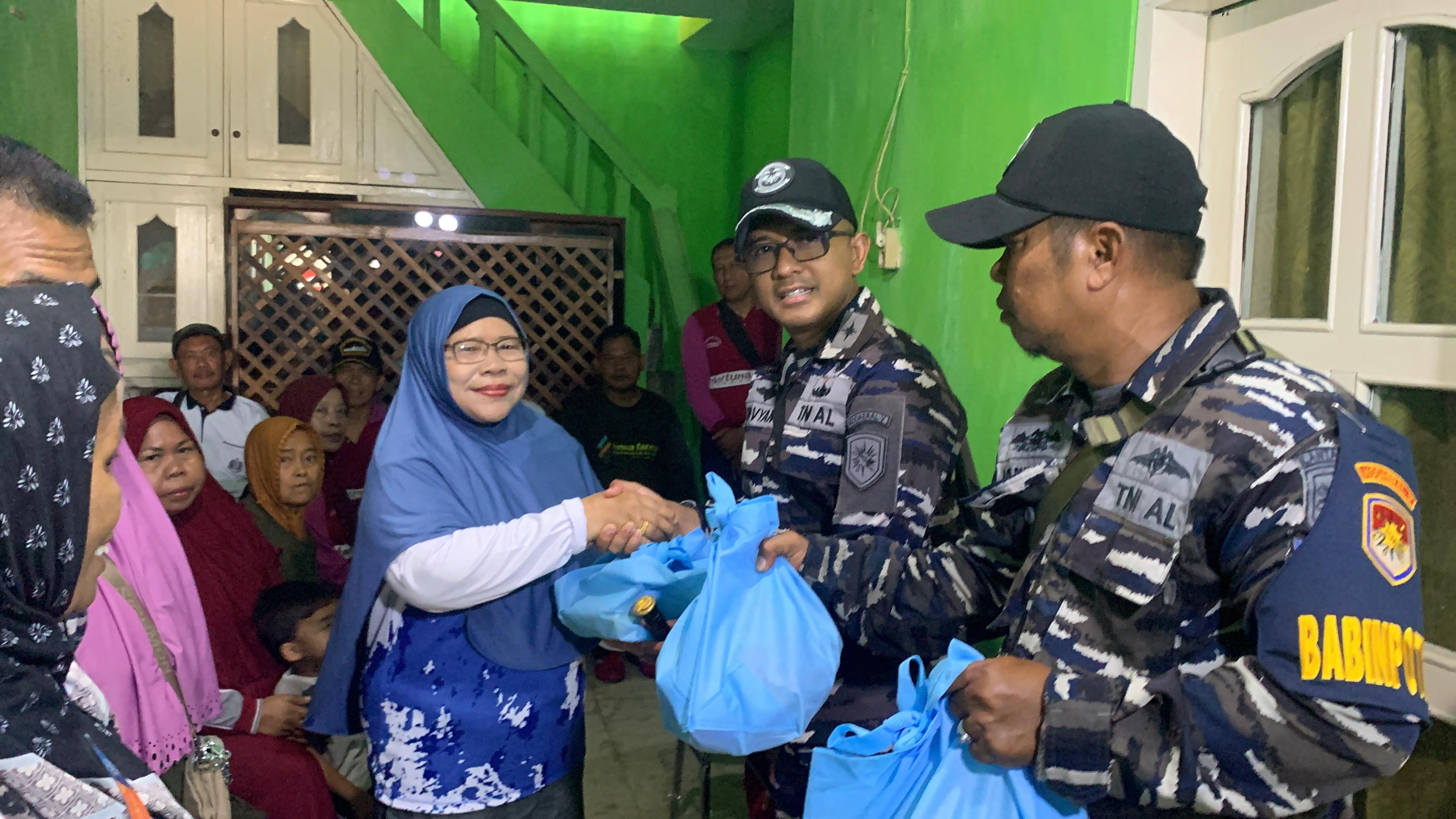 Antusias Warga Masyarakat Sekitar Lanal Batuporon Dalam Rangka Mengikuti Bakti Teritorial Prima Guna Menyambut HUT Ke-80 TNI Tahun 2025