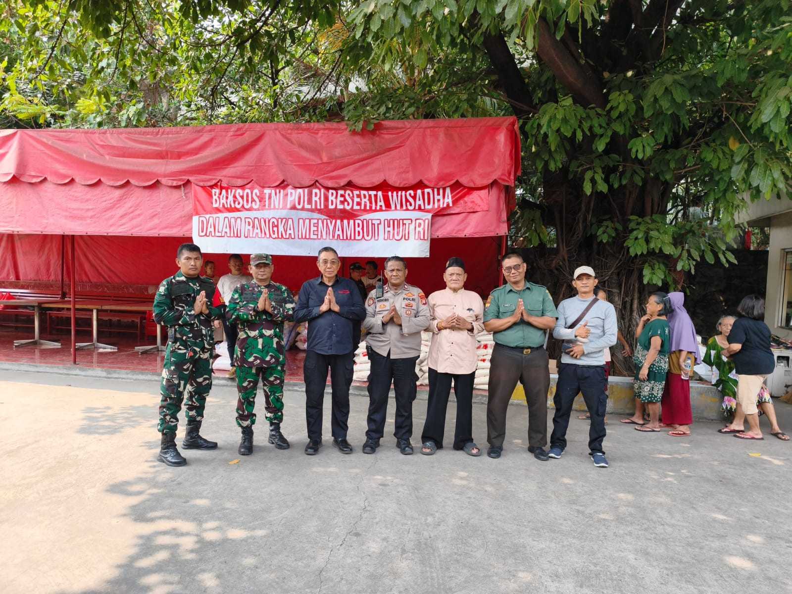 Polsek Metro Penjaringan Amankan Bhakti Sosial 500 Paket Sembako di Wihara Satria Dharma Sambut HUT RI ke-81