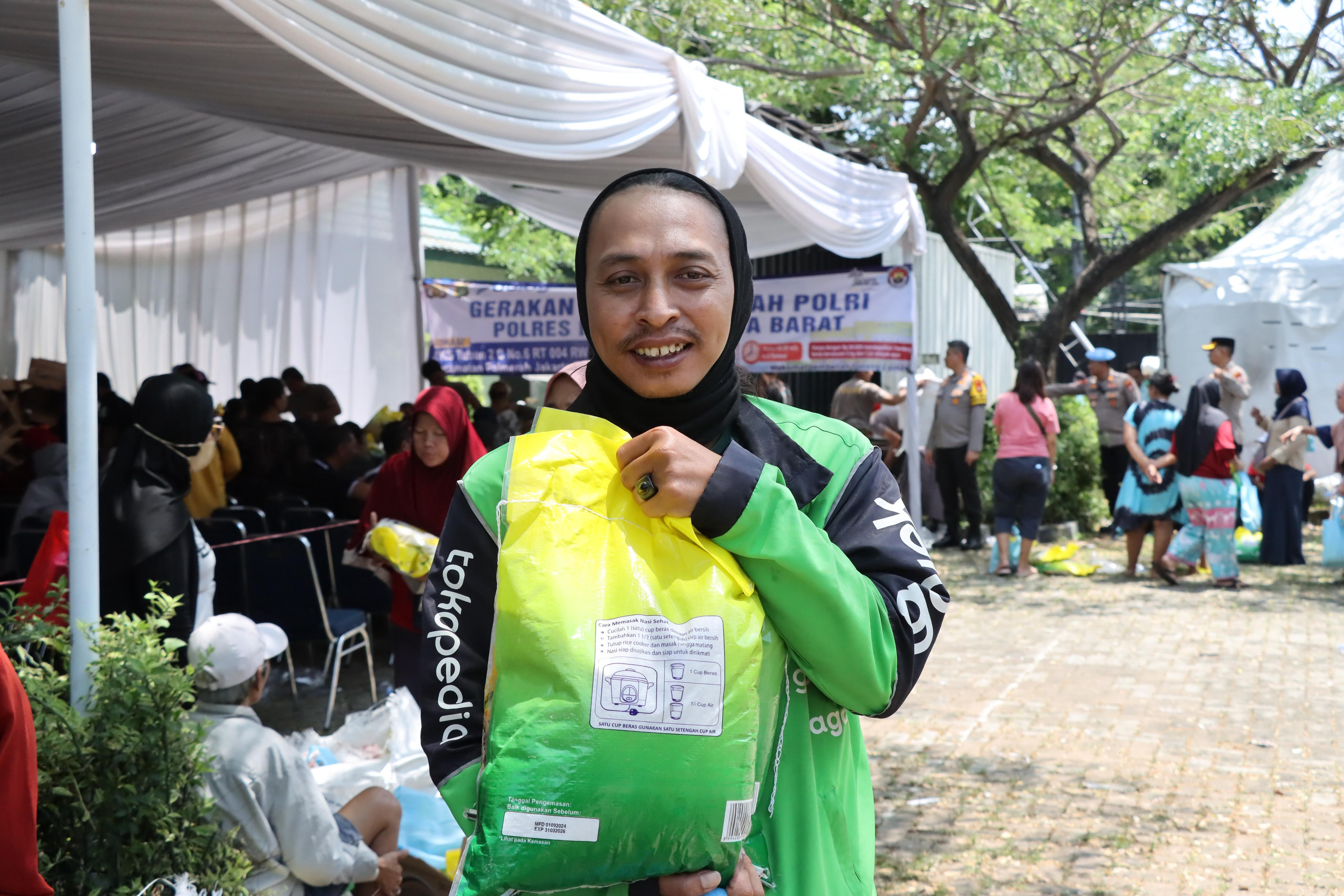Gerakan Pangan Murah Polri dan Jumat Berkah Polres Metro Jakarta Barat: Ribuan Warga Antusias Serbu Pasar Murah