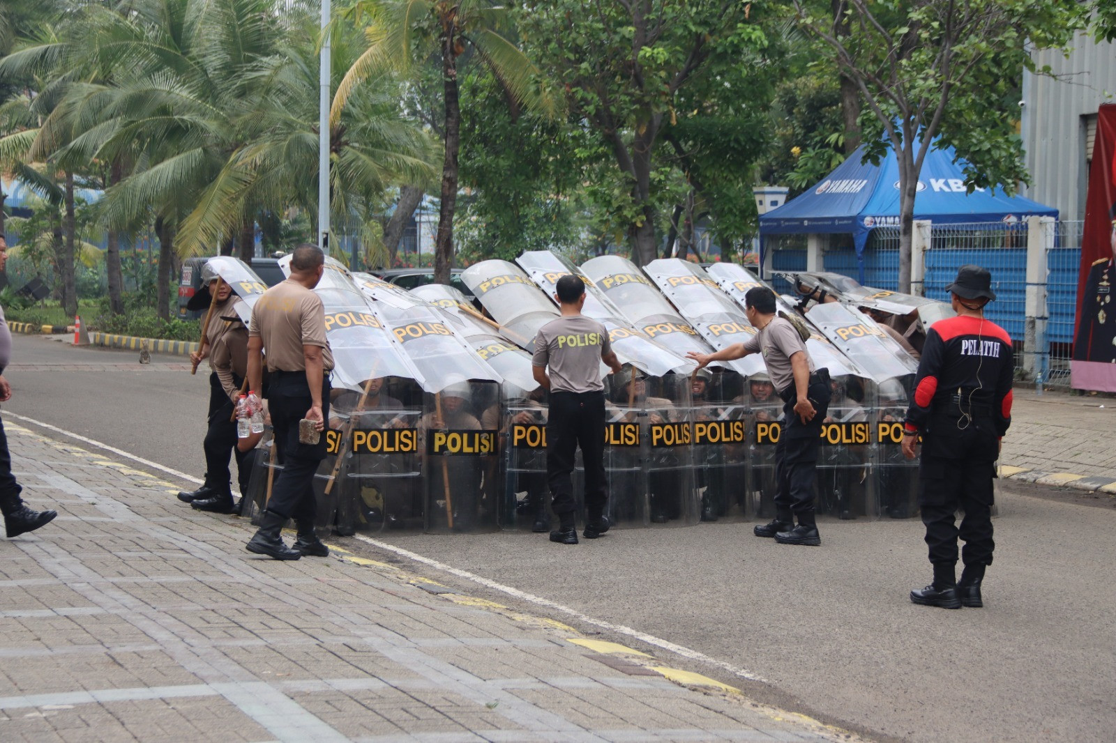 Polres Kepulauan Seribu Gelar Latihan Pengendalian Massa (Dalmas) di Marina Ancol