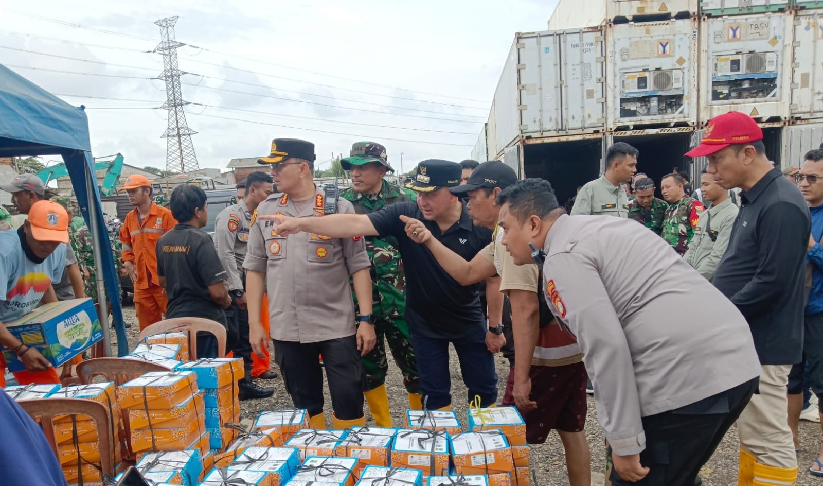 Kapolres Metro Jakarta Utara dan Forkopimko Jakut Kunjungi Pengungsi Banjir di Rorotan, Salurkan Bantuan Logistik