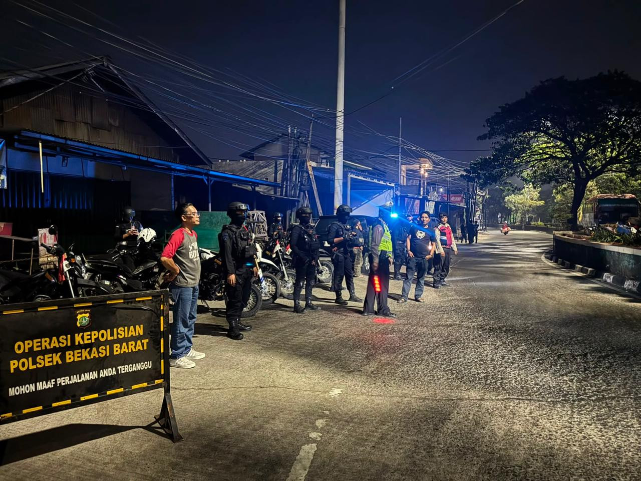 Brimob Polda Metro Jaya Sigap Amankan Lokasi Kebakaran Saat Patroli Malam di Bekasi Barat
