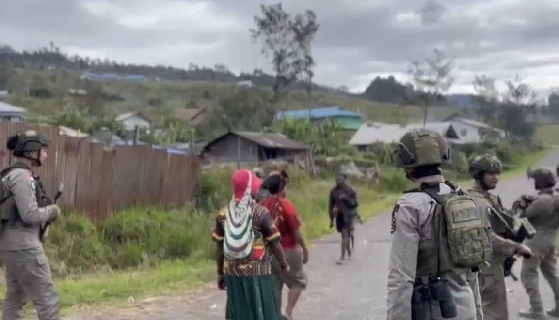 Patroli Humanis Ops Damai Cartenz Hadirkan Senyum dan Rasa Aman bagi Warga Sinak