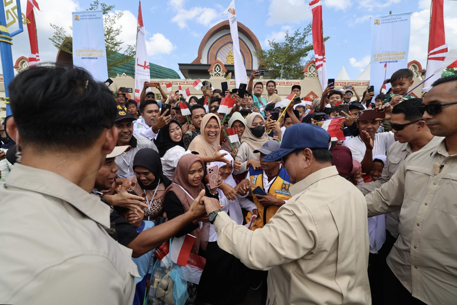 Sapa Warga Lombok Hingga Layani Swafoto, Prabowo: Saya Titip Jaga Bendungan Ini dengan Baik