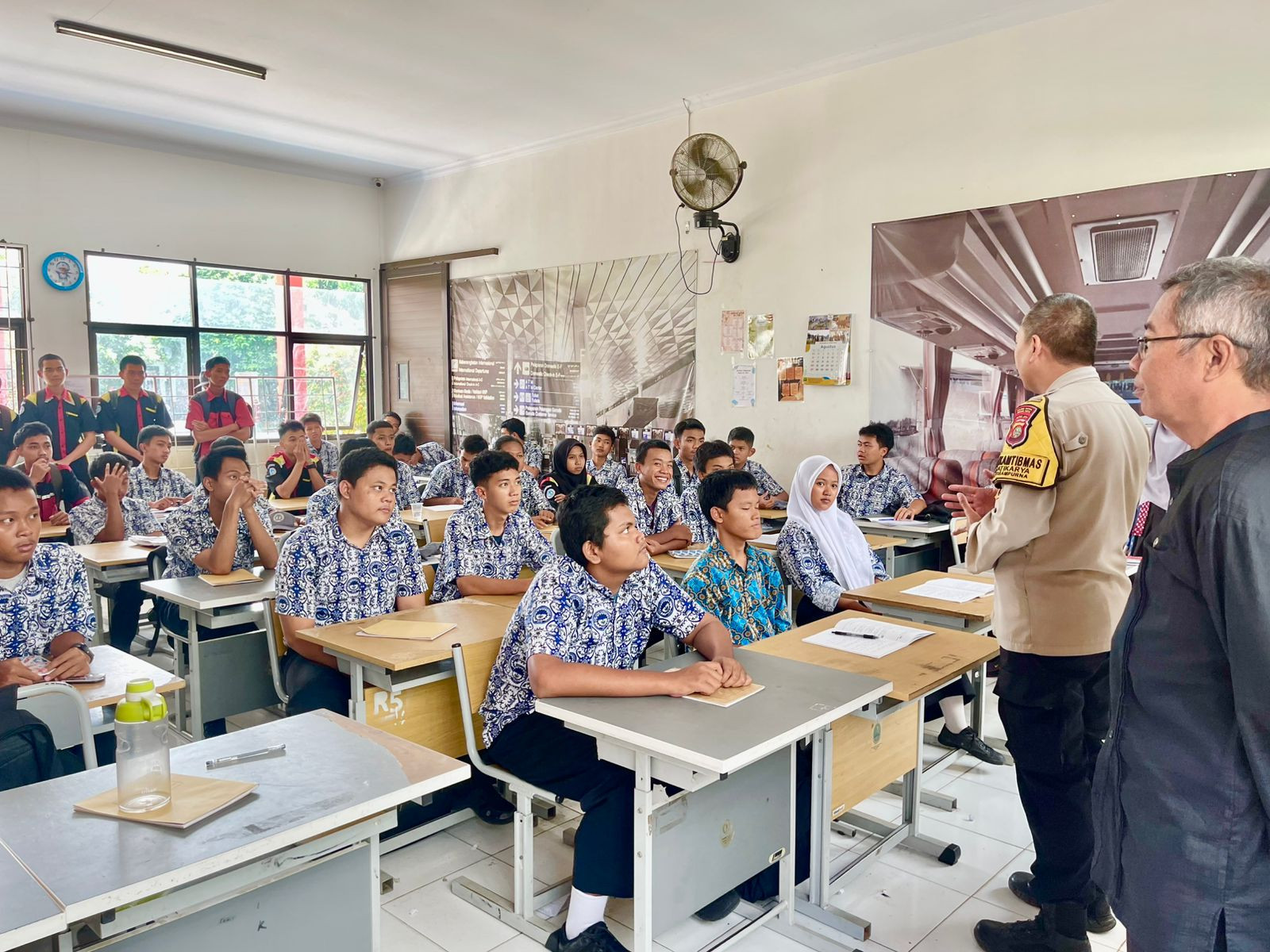Polsek Jatisampurna Beri Sosialisasi di Sekolah, Ajak Pelajar Waspadai Aksi Unjuk Rasa