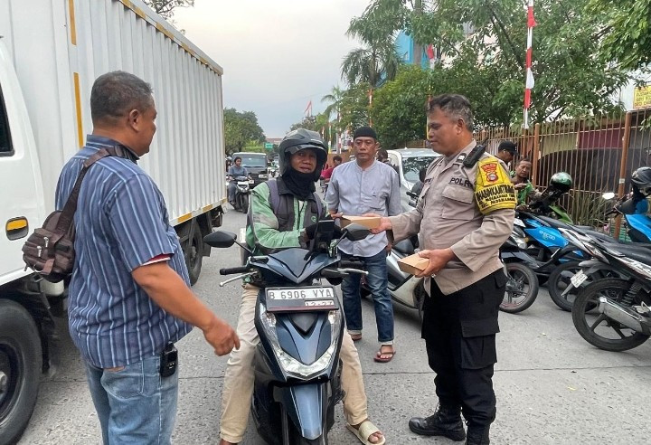 Polsek Pademangan Gelar “Jumat Berkah”, Bagikan Nasi Kotak untuk Warga dan Ojek Online