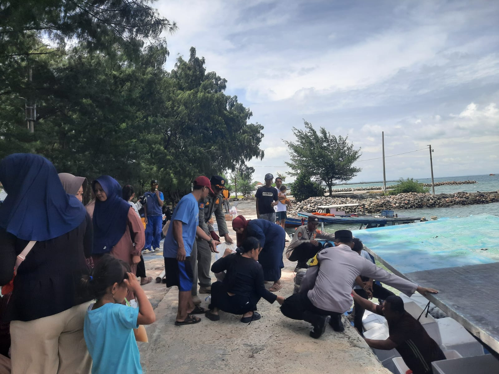 Polsek Kepulauan Seribu Selatan Menggelar Pengamanan Distribusi Pangan Bersubsidi di Pulau Lancang