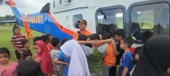 Kru Helikopter Polri Dampingi Warga di Tengah Bencana, Anak-Anak Aceh Tamiang Jadi Sumber Semangat
